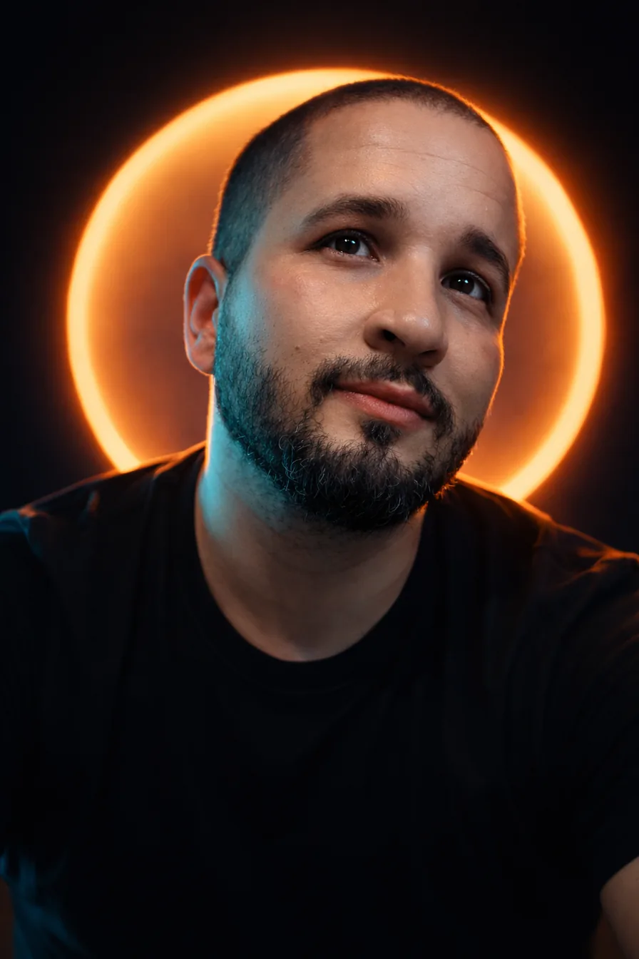 Gustavo Domingues, vocal coach e fundador da Cantarolarte